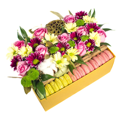 Коробка с макарунами и цветами - 380